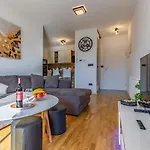 Jelena Apt.