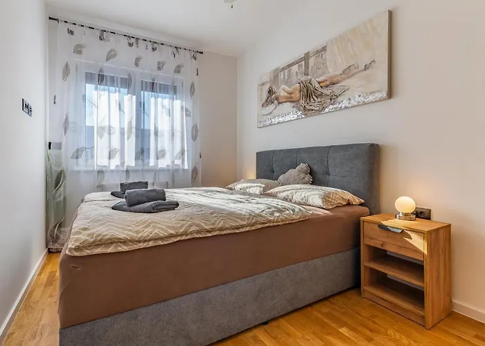 Lägenhet Jelena Apt.