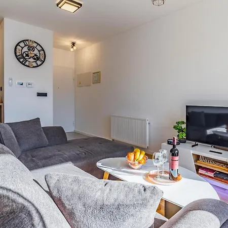 Jelena Apt. * プーラ