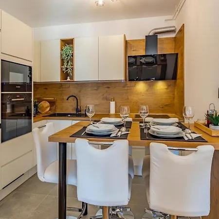 Jelena Apt. * プーラ