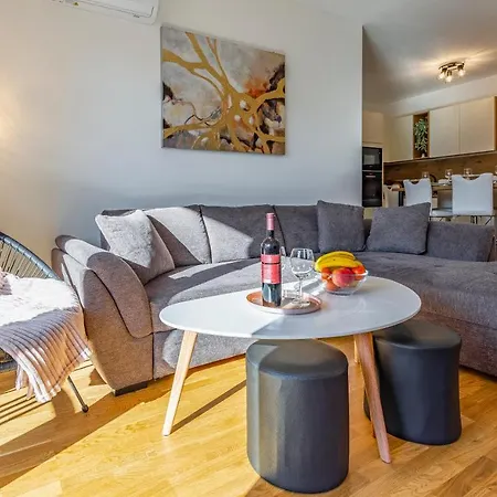 Jelena Apt. プーラ