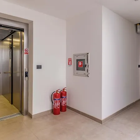 Jelena Apt. *